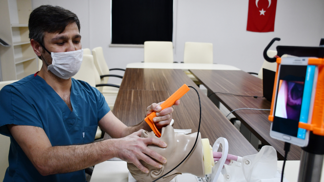 Turgutlu BİLSEM'den korona mücadelesine destek! 3D yazıcı ile laringoskop ürettiler...