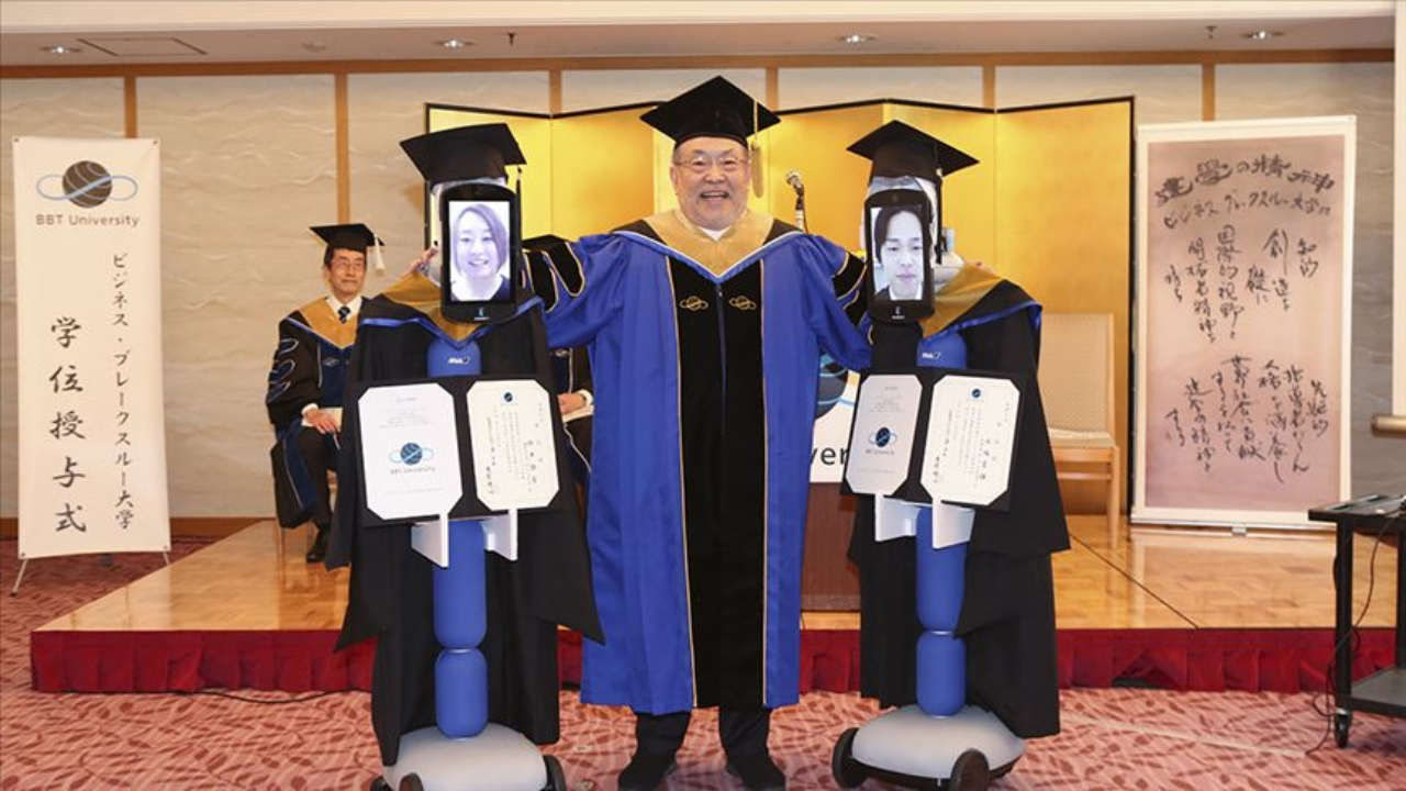 Japonya'da robotlar aracılığıyla mezuniyet töreni