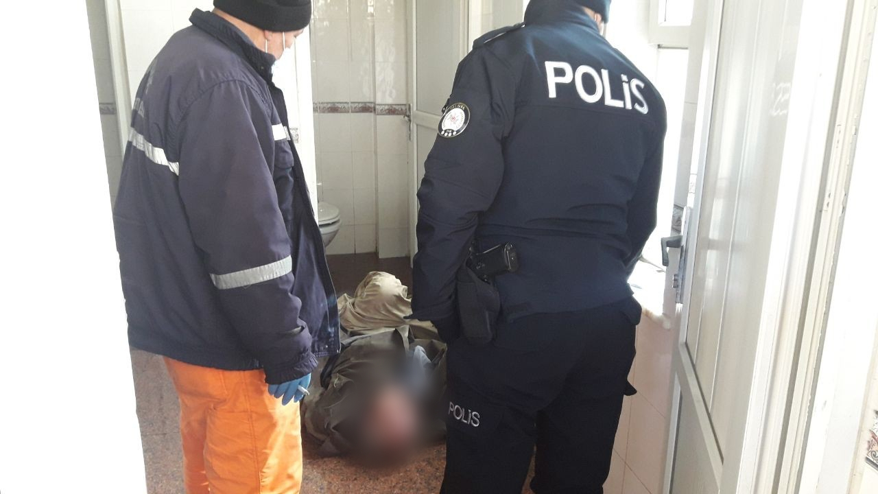 Ecel belediye tuvaletinde yakaladı