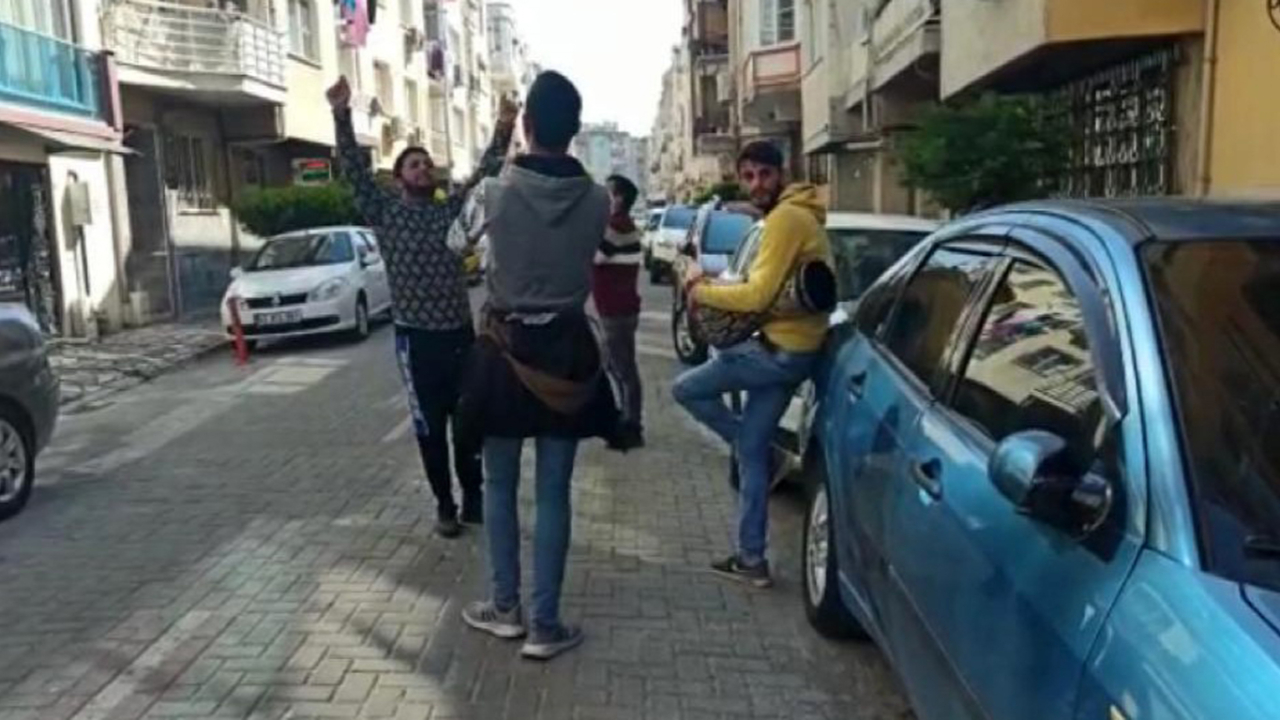 Koronayı hiçe sayıp darbuka çalarak para toplayan gençleri polis affetmedi