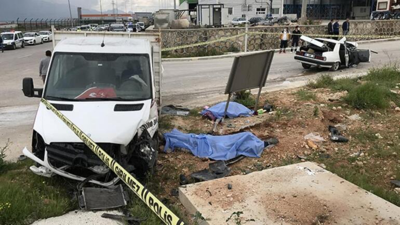 Adana’da feci kaza! Cansız bedenler yola savruldu