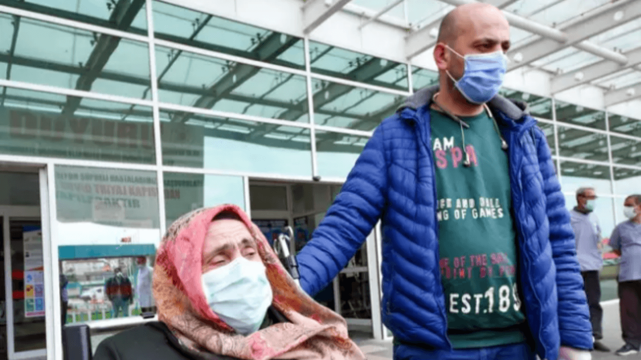Koronayı yenen kadın sevinci ve hüznü bir arada yaşadı
