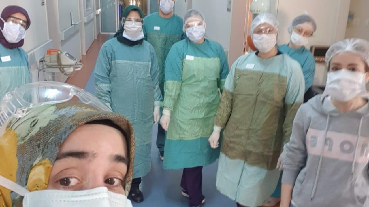 Koronayı yenen doktor böyle taburcu edildi