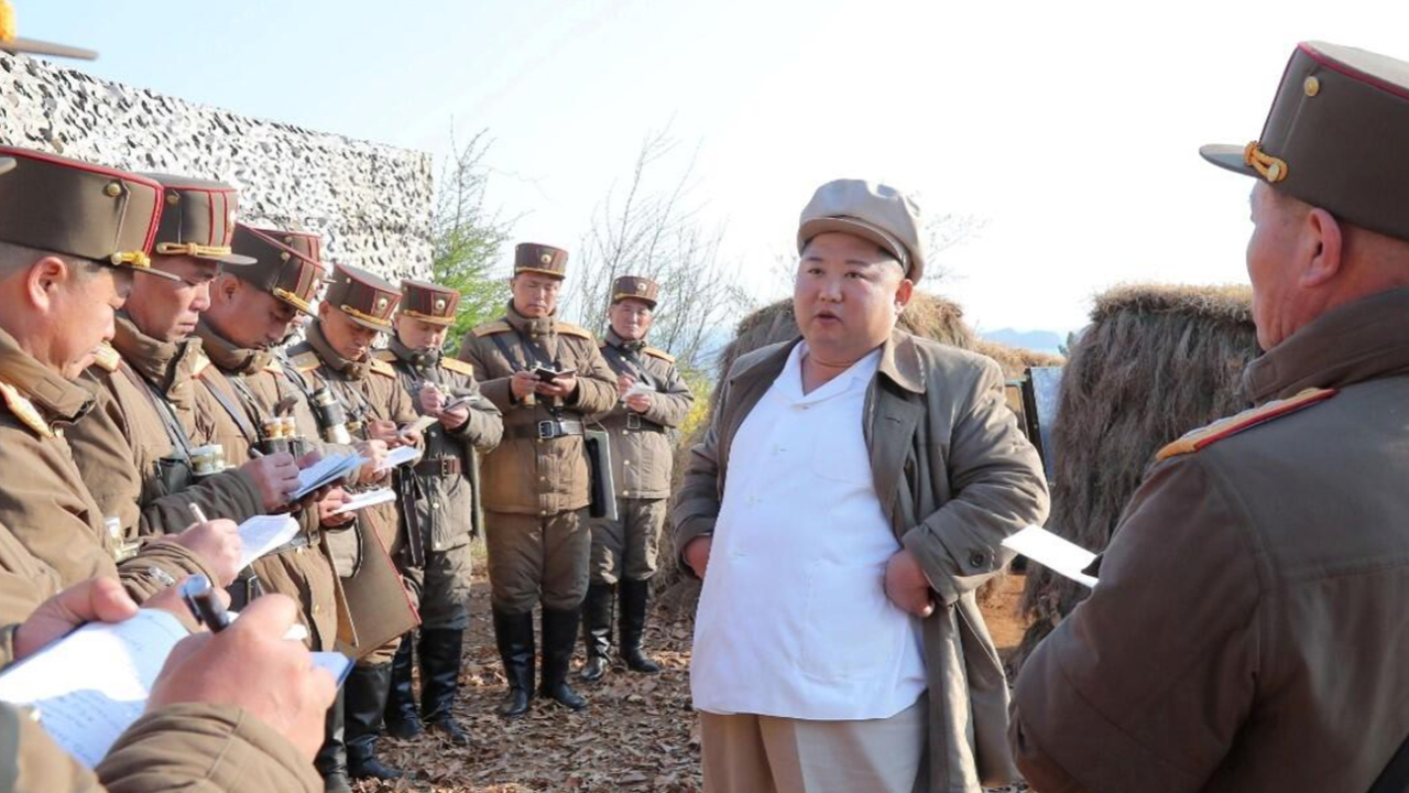 Son dakika... Koronavirüse 'meydan okudu': Kuzey Kore lideri Kim, askeri tatbikatta