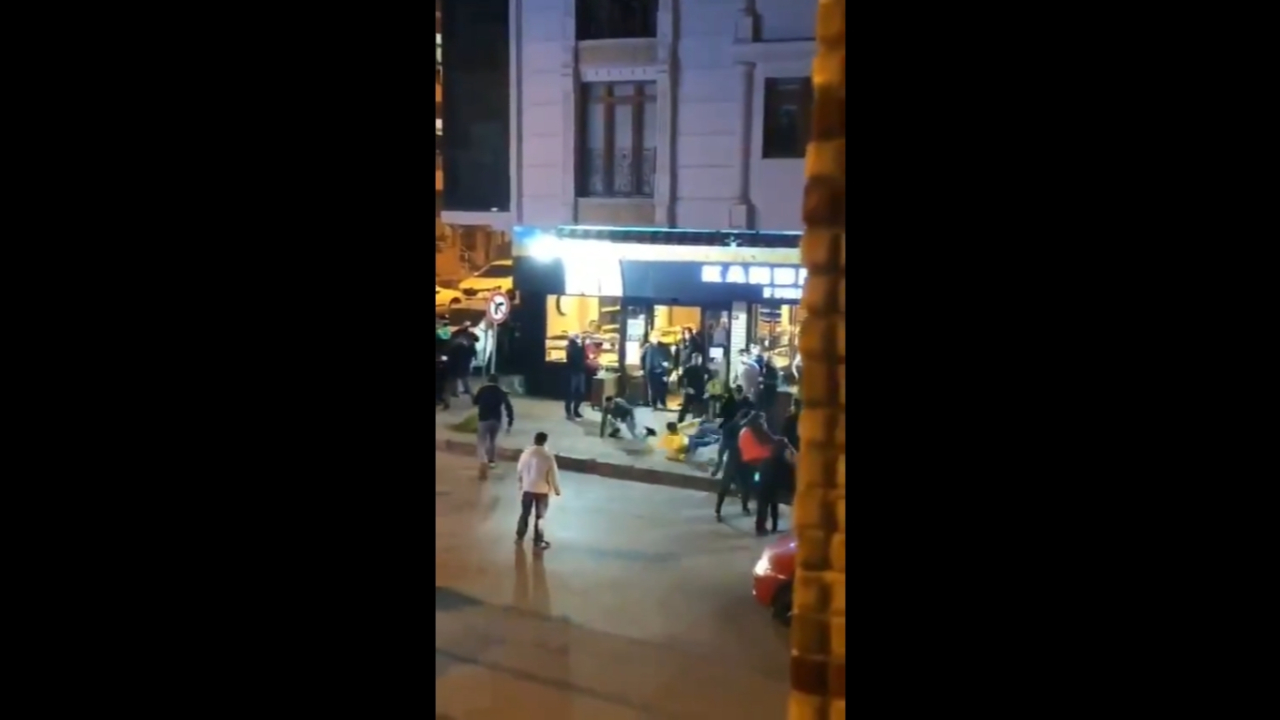 Ekmek kuyruğunda tekme tokat kavga çıktı!