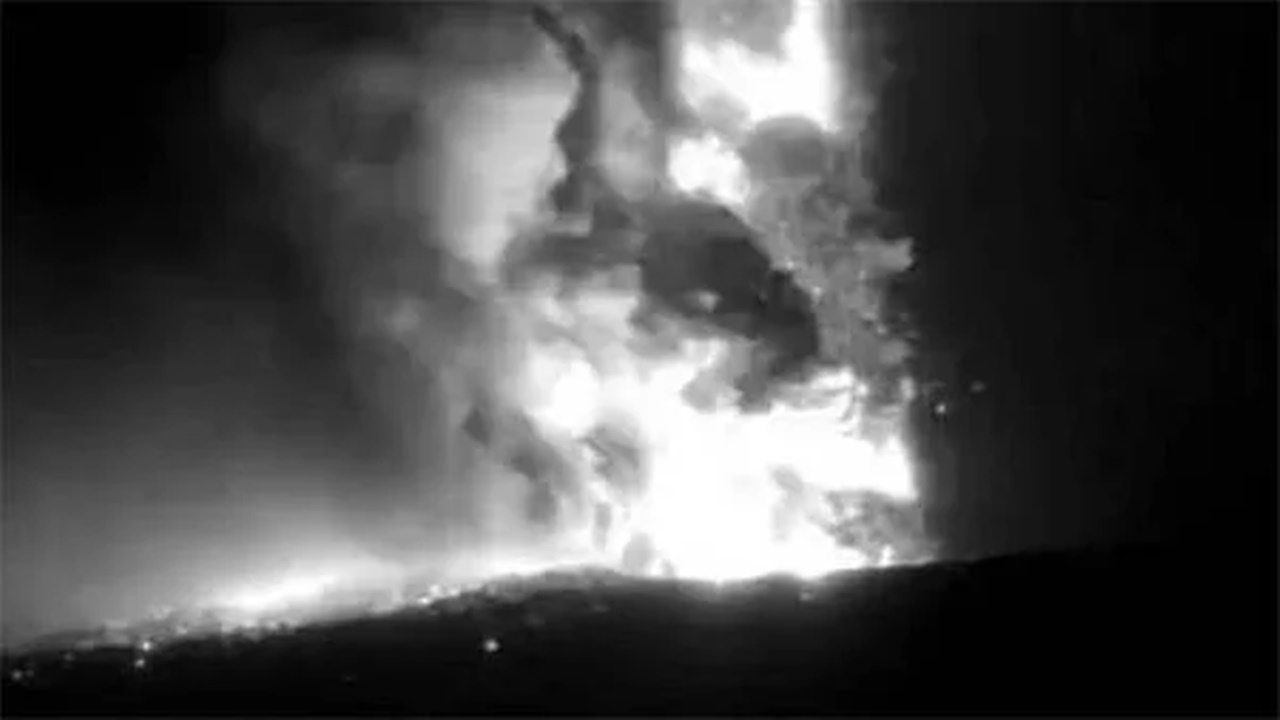 Anak Krakatau Yanardağı patladı