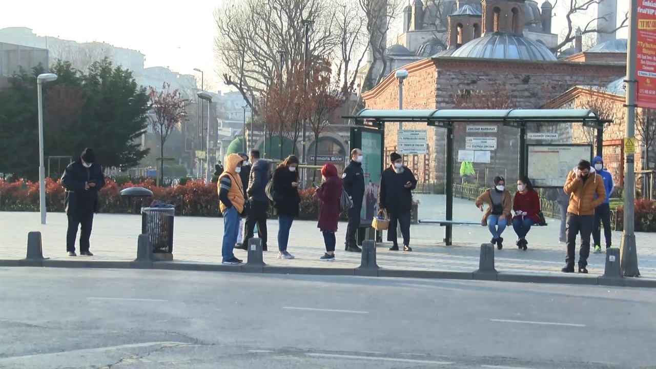 İşe gitmek zorunda olanlar dakikalarca otobüs bekledi!