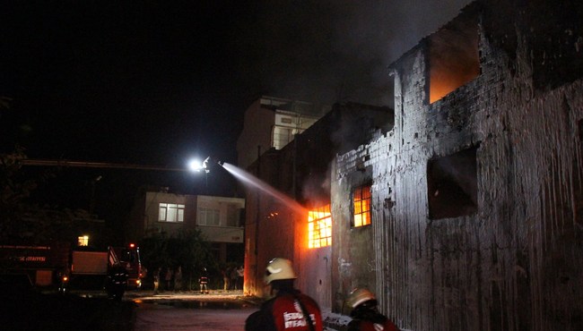 Arnavutköy'de fabrika alev, alev yandı...