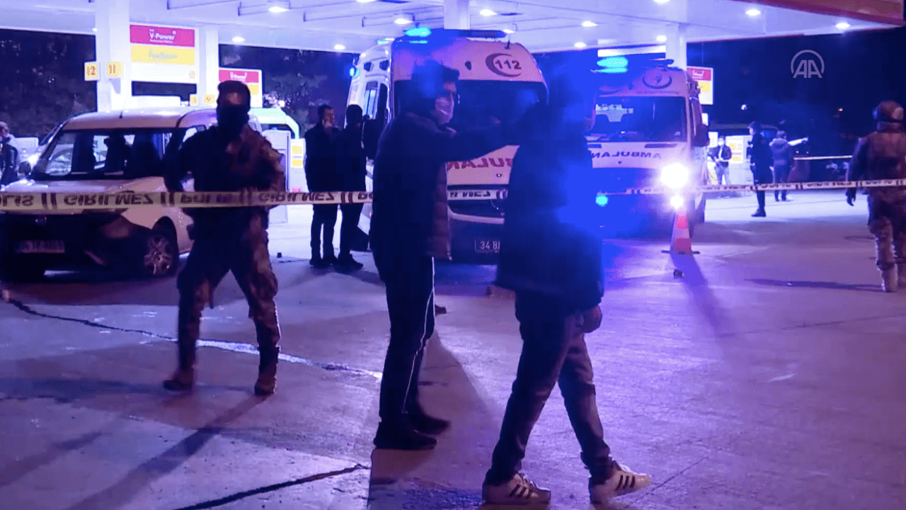 Beyoğlu'nda polise saldırı! 2 polis memuru yaralandı...