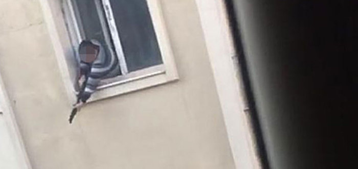 İzmir'de hareketli saatler: Çevreye ateş açıp, eşi ve çocuğunu rehin aldı!
