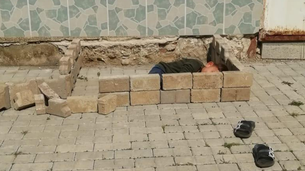 Polisten korkan çocuk, yaptığı eve böyle saklandı