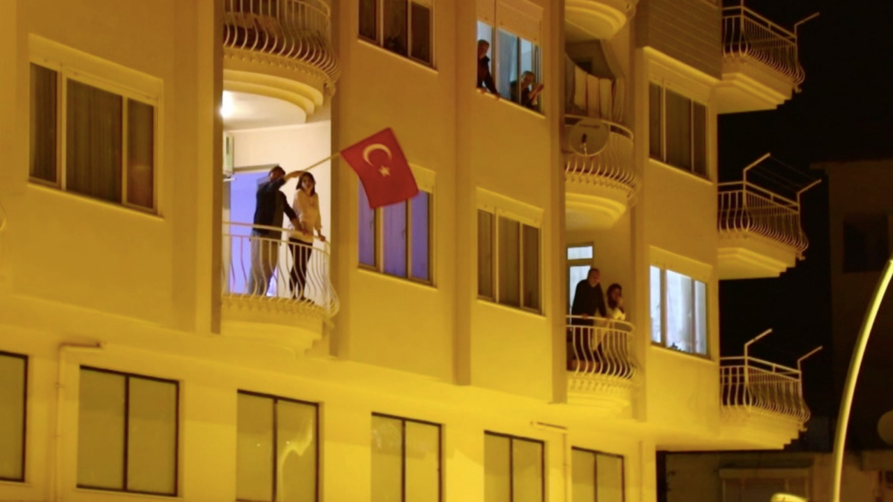 Binlerce vatandaş balkondan 'Memleketim' dedi! Tüm ilçede aynı anda...