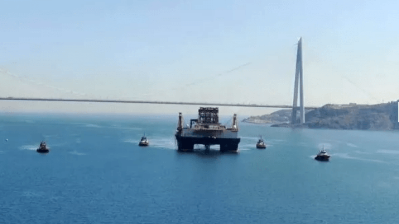 Dev petrol arama platformu İstanbul Boğazı'ndan geçti