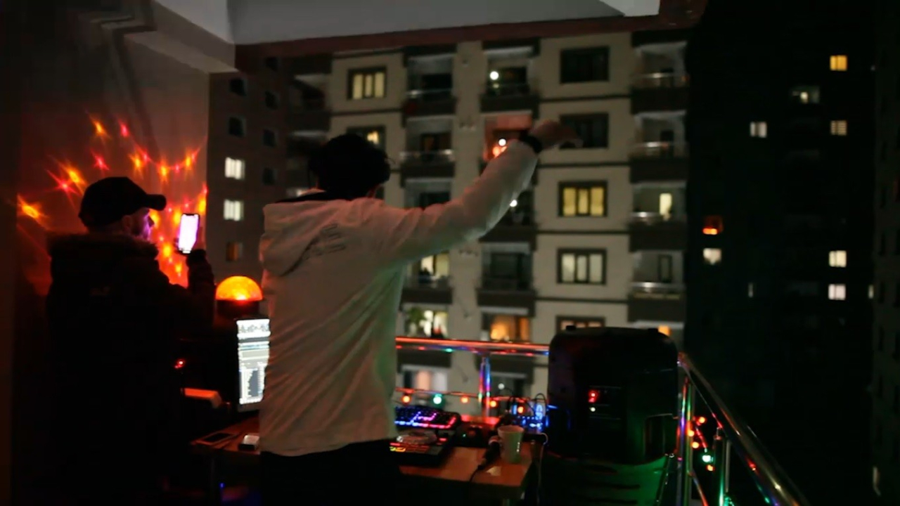 Karantinada eğlence... Karadenizli DJ kabinini balkona kurdu