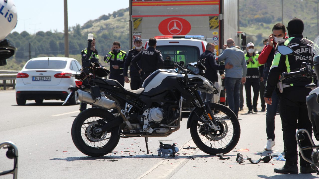 İzmir’de görevli trafik polisi kaza yaptı