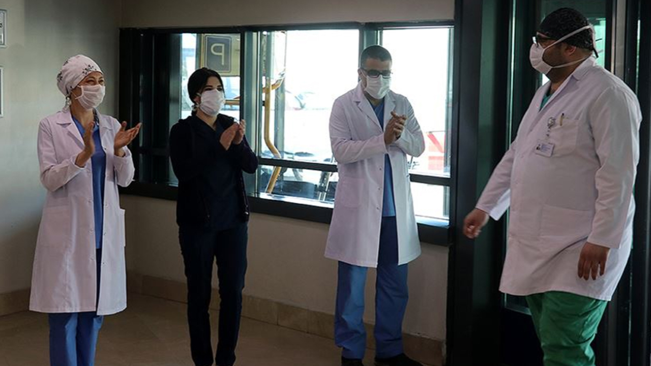 Son dakika... Koronavirüsü yenen acil doktoru görevine alkışlarla döndü