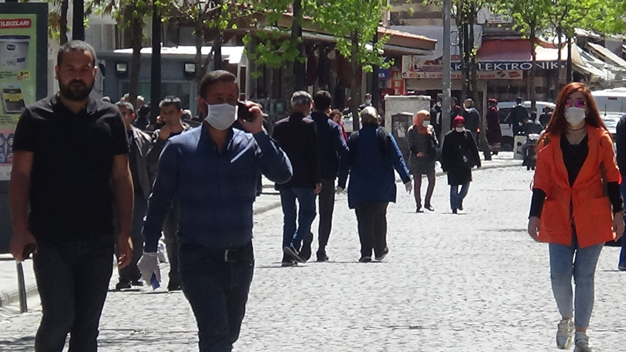 Diyarbakır’da yasak sonrası güneşli havayı gören vatandaşlar sokakları doldurdu