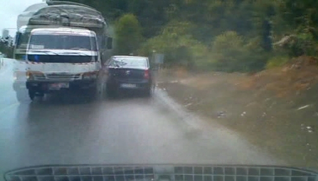 Kontrolden çıkan kamyon otomobilleri biçti!