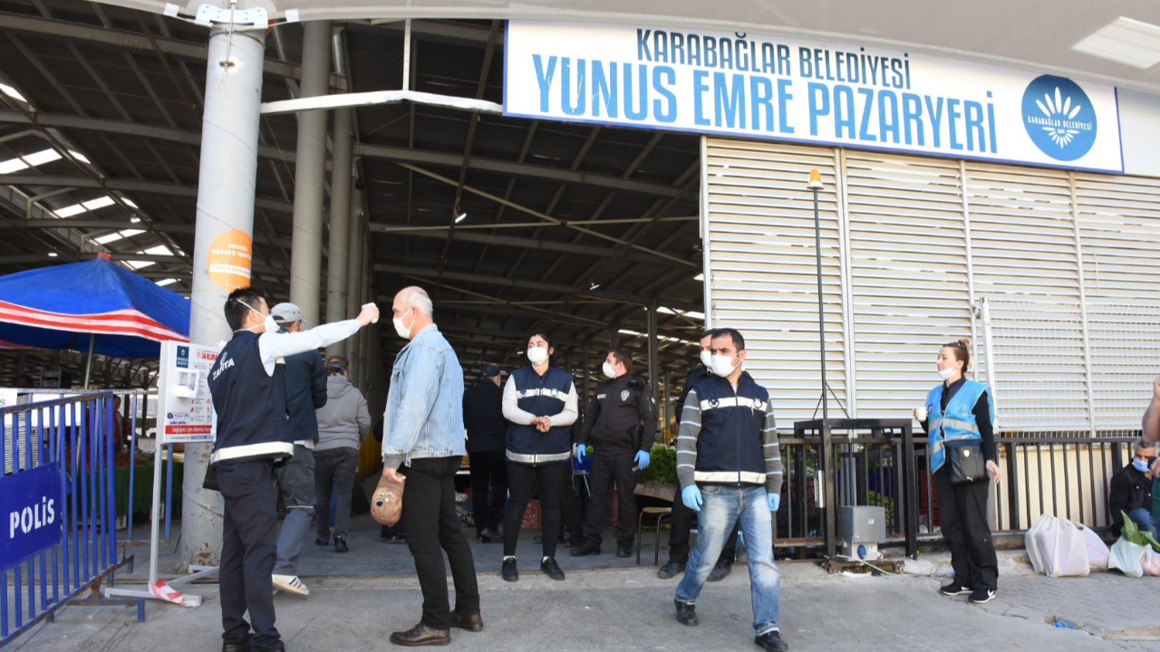 İzmirliler, yasağın ardından market ve pazar yerlerine koştu
