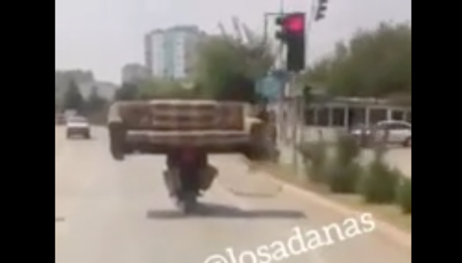 Adana'da sıradan bir gün: Motosikletle kanepe taşıdı!