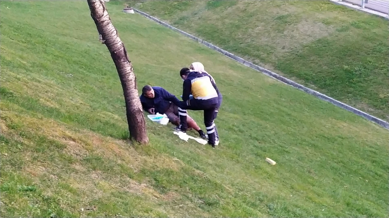 Yol kenarında kahvaltı yaparken silahla vuruldu