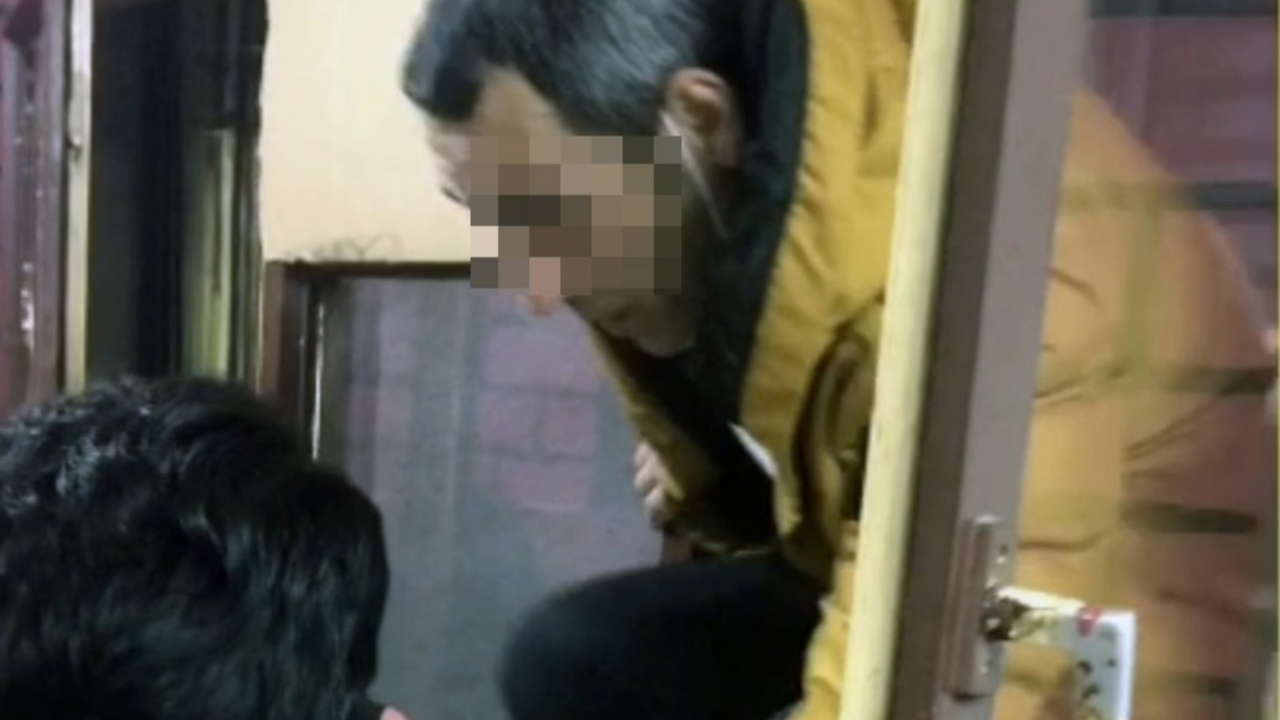 Kumar masasında basıldı, camdan kaçmaya çalıştı