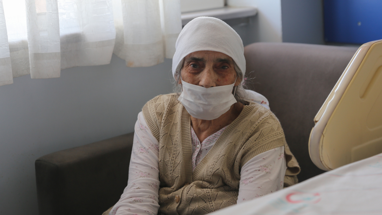 107 yaşındaki Havahan nine koronavirüsü yendi