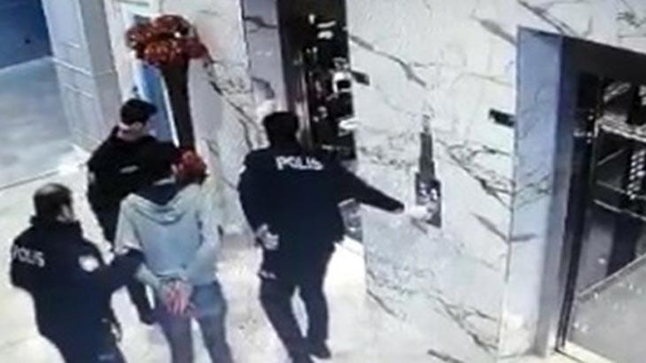 Otelde rambo bıçaklı dehşet! Önce arkadaşını sonra kendini öldürdü