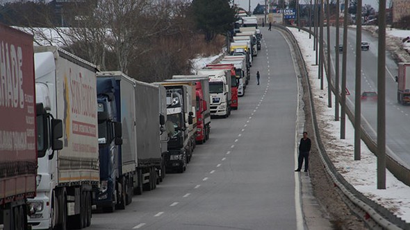 Kuyruk 25 kilometreye ulaştı Kızılay kumanya dağıtıyor
