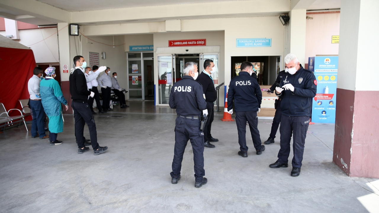 Korona şüphelisi kendisini uyaran hastane güvenliğini darp etti