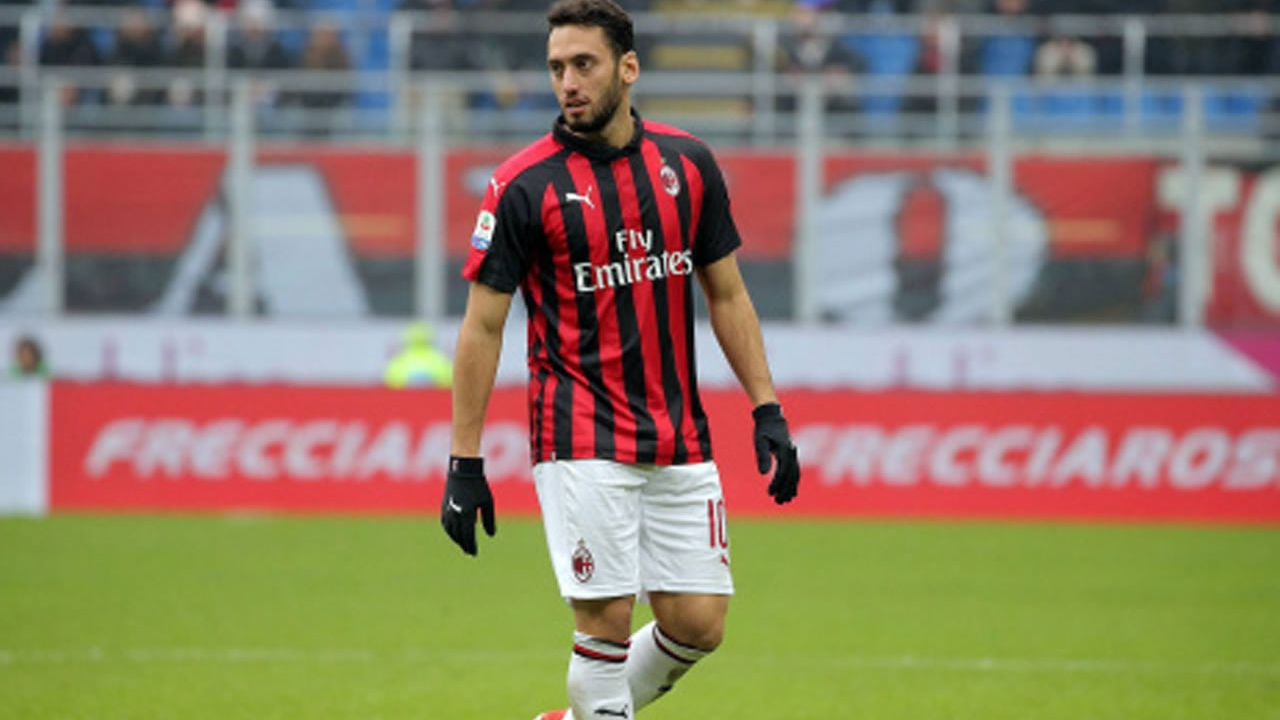 Hakan Çalhanoğlu'ndan transfer öncesi flaş hamle!