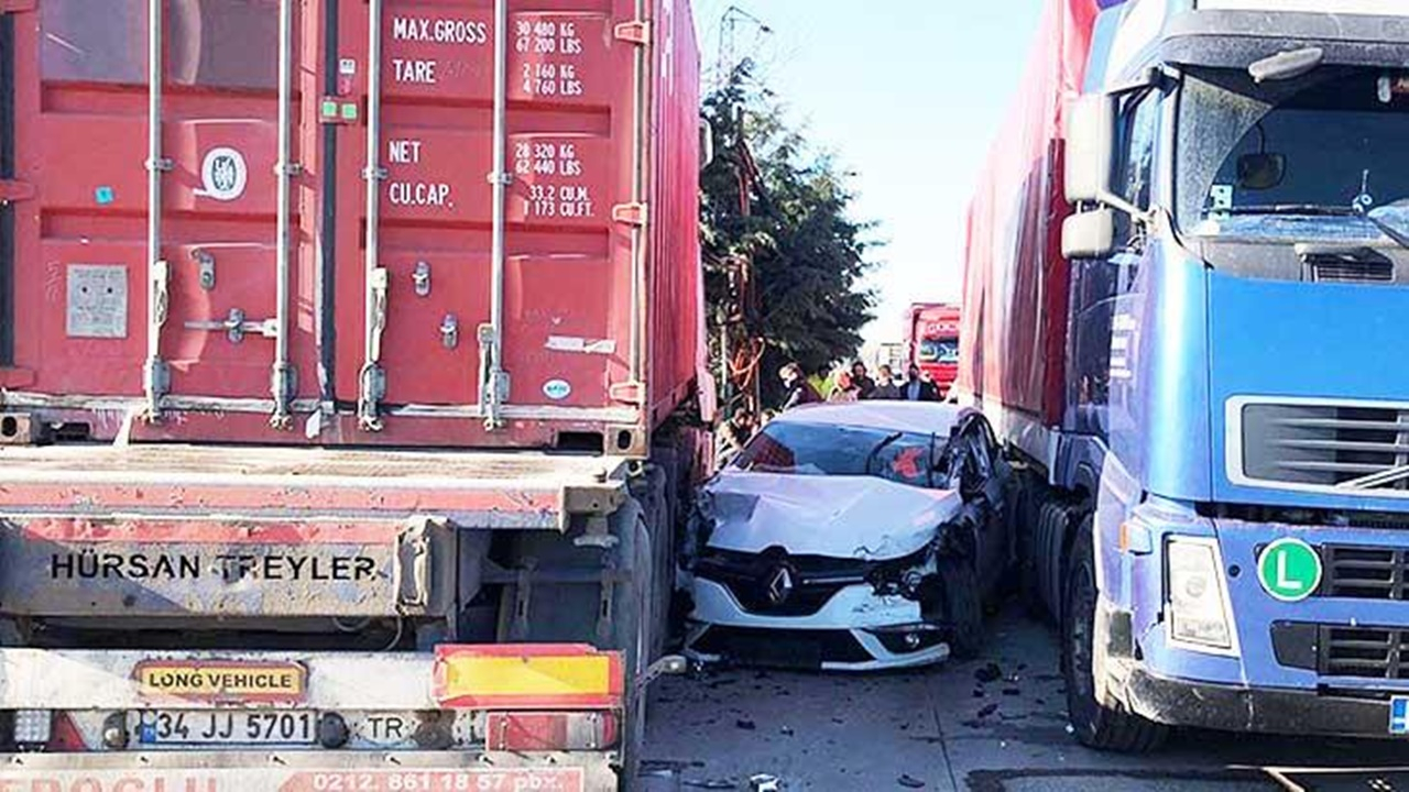 Tekirdağ'da inanılmaz kaza! Otomobil iki TIR'ın arasında kaldı