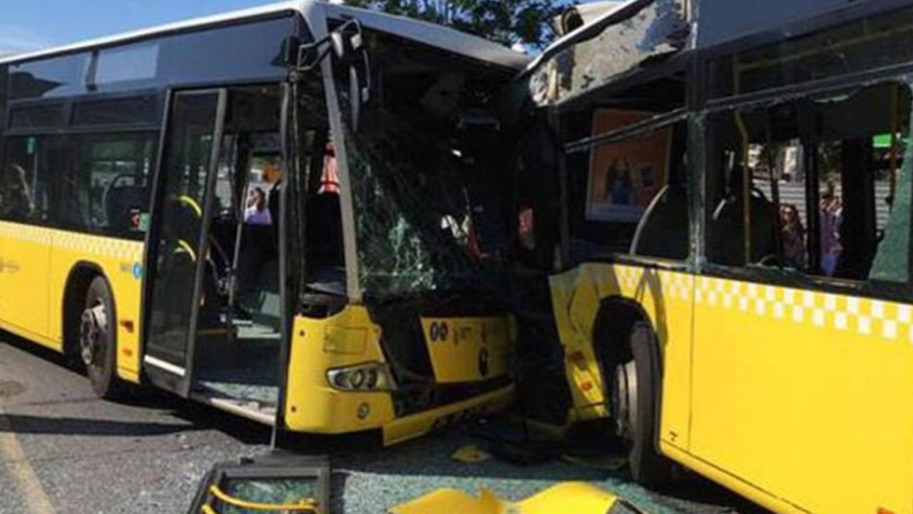 İstanbul'da  iki metrobüs kafa kafaya çarpıştı