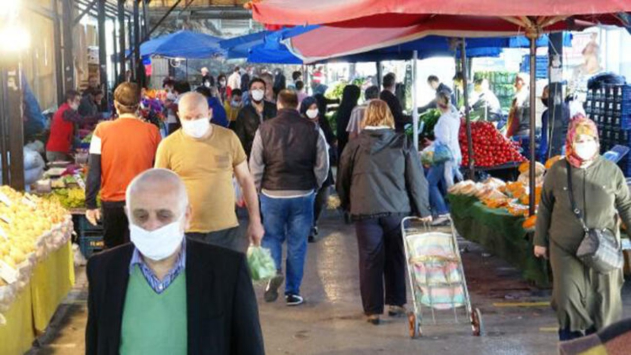 Yasağa saatler kala pazara akın ettiler! Sosyal mesafeden eser yok...