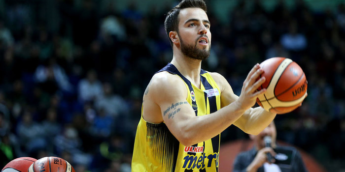 Melih Mahmutoğlu All-Star ödülünü şehit ailelerine bağışladı