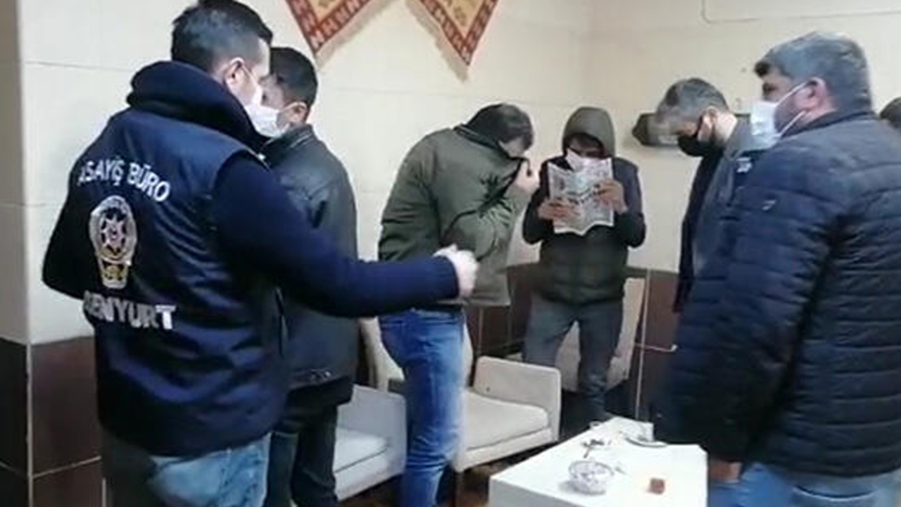 Son dakika... Esenyurt'ta koronavirüs baskını! Polisi görünce yüzlerini gazeteyle kapattılar