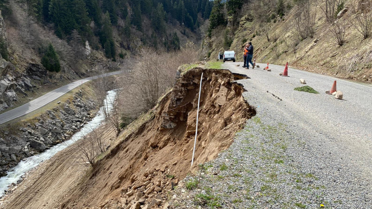 Giresun-Sivas karayolunda heyelan