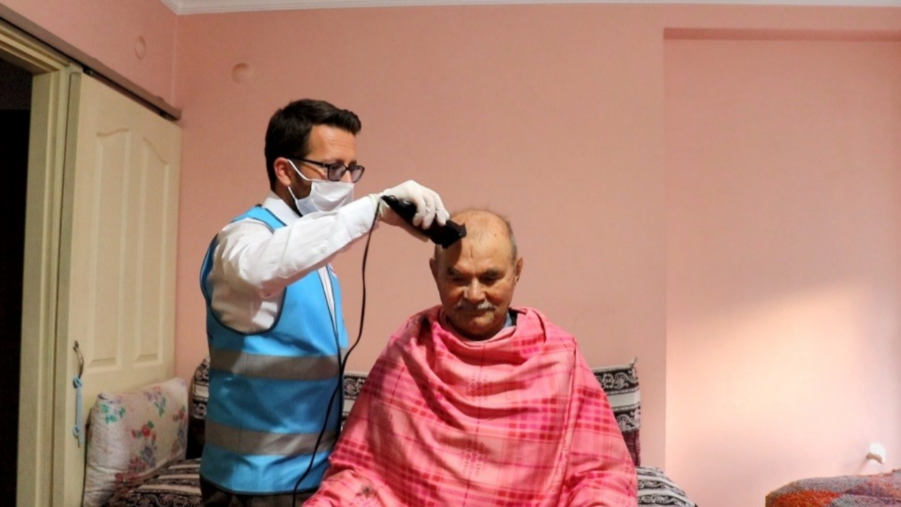 Cemaat tıraş istedi, imam yerine getirdi