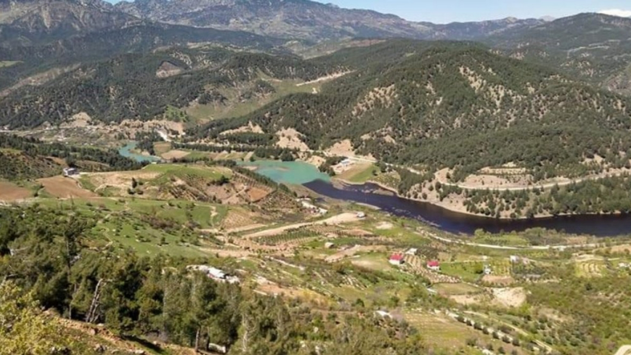 Kahramanmaraş'ta yer alan Sır Barajı'nda sular siyaha büründü