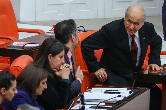 Bahçeli'den HDP sıralarına selam