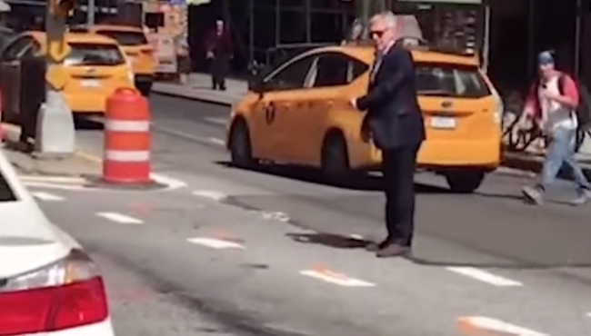 Harrison Ford trafik polisliğine soyundu...