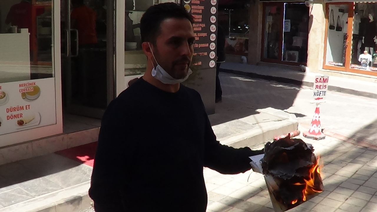 70 bin liralık veresiye defterini yaktı, “Biz bize yeteriz” dedi