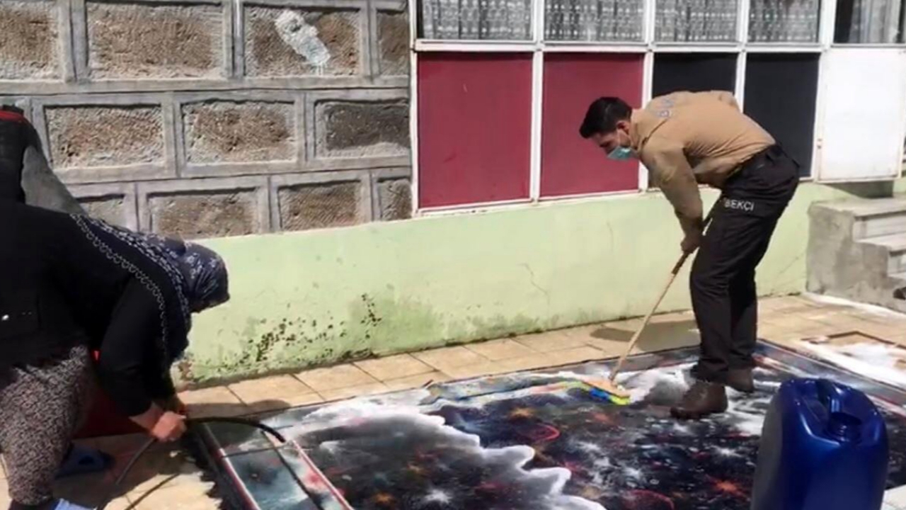 Bekçi, halı yıkayan yaşlı kadına yardım etti