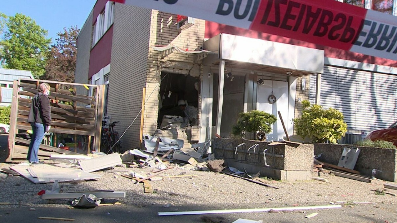 Almanya'da bombalı ATM soygunu! 4 ATM'yi patlattılar...