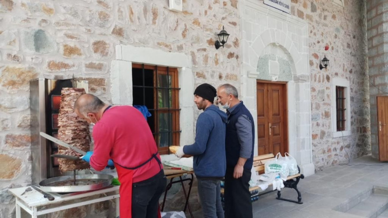 Koronanın bitmesi için kurban kesip döner yaptı! Muhtardan 7 maaşlık fedakarlık
