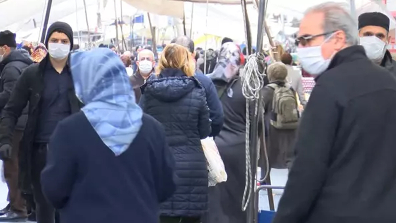 Son dakika... Pazarda korona alarmı! Sosyal mesafeyi hiçe saydılar