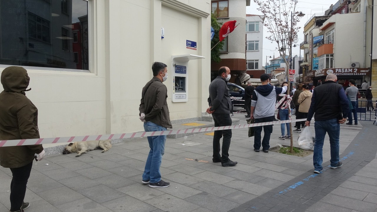 Koronaya aldırmadılar, maaş için uzun kuyruk oluşturdular
