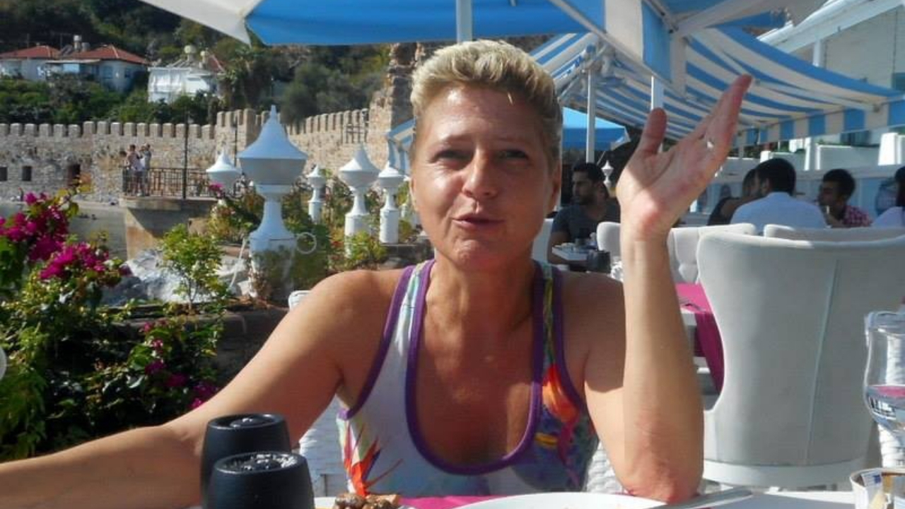 Eşinin cesediyle 2 gün yaşayan kadın evinde ölü bulundu