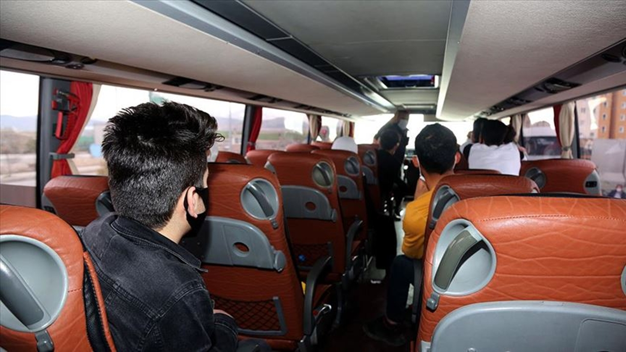 Sahte seyahat belgesiyle yola çıktılar!