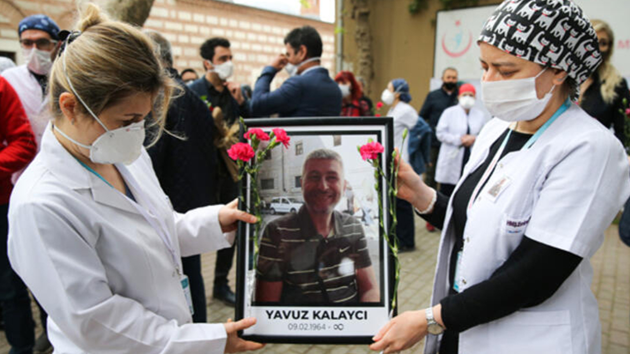 Son dakika... Koronavirüsten vefat eden Dr. Yavuz Kalaycı görev yaptığı yerde anıldı